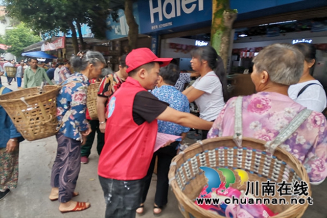 合江县甘雨镇:“法治快递员”深入场镇开展普法宣传(图2) 合江县甘雨镇:“法治快递员”深入场镇开展普法宣传(图2)