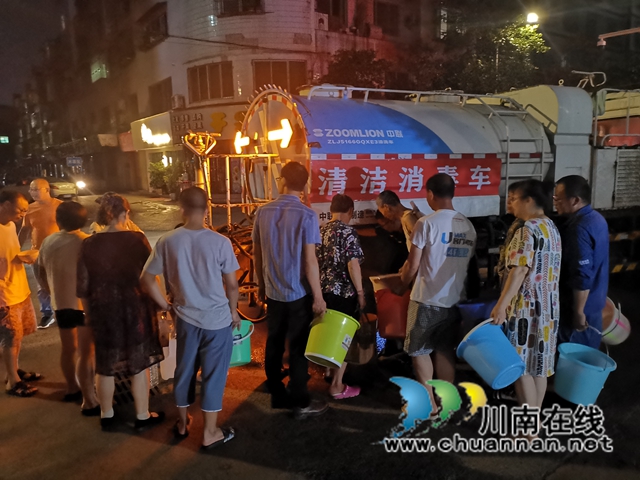 泸县综合行政执法局：送水进小区 解群众用水之急(图1)