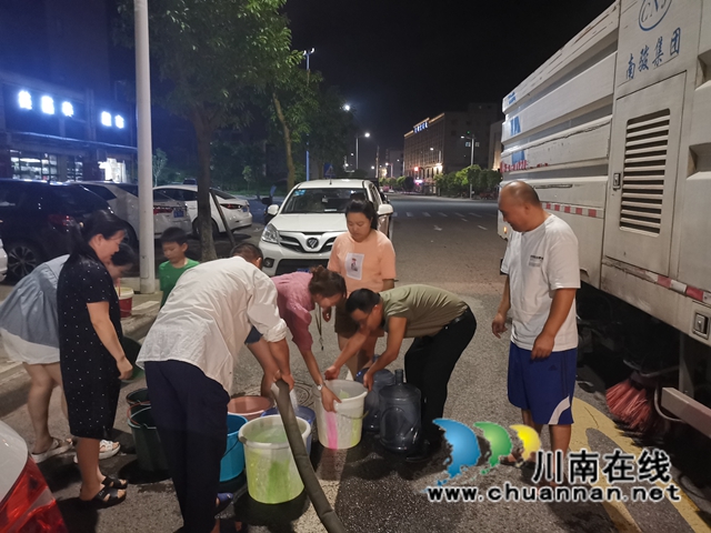 泸县综合行政执法局：送水进小区 解群众用水之急(图2)