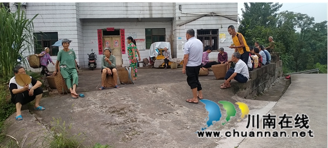 隆昌亚鑫农业有限公司助力乡村振兴发展,向家乡捐赠鸡苗上万只(图1) 隆昌亚鑫农业有限公司助力乡村振兴发展,向家乡捐赠鸡苗上万只(图1)