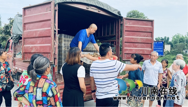 隆昌亚鑫农业有限公司助力乡村振兴发展,向家乡捐赠鸡苗上万只(图3) 隆昌亚鑫农业有限公司助力乡村振兴发展,向家乡捐赠鸡苗上万只(图3)