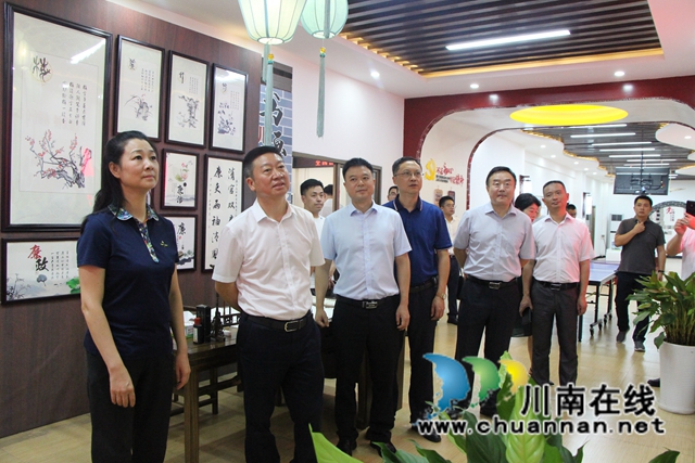 中国侨联副主席、四川省侨联主席刘以勤调研指导泸州市龙马潭区红星街道龙桥子社区“侨胞之家”(图2)