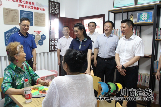 中国侨联副主席、四川省侨联主席刘以勤调研指导泸州市龙马潭区红星街道龙桥子社区“侨胞之家”(图3)