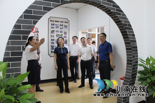 中国侨联副主席、四川省侨联主席刘以勤调研指导泸州市龙马潭区红星街道龙桥子社区“侨胞之家”(图1)