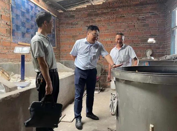 泸州市市场监管局督导古蔺县白酒生产小作坊安全生产、环境保护等工作(图1)