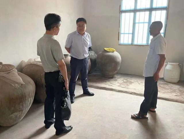 泸州市市场监管局督导古蔺县白酒生产小作坊安全生产、环境保护等工作(图2)