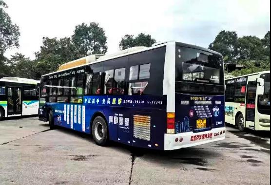 泸州公安反诈宣传进公交，筑牢反诈“防火墙”(图2)