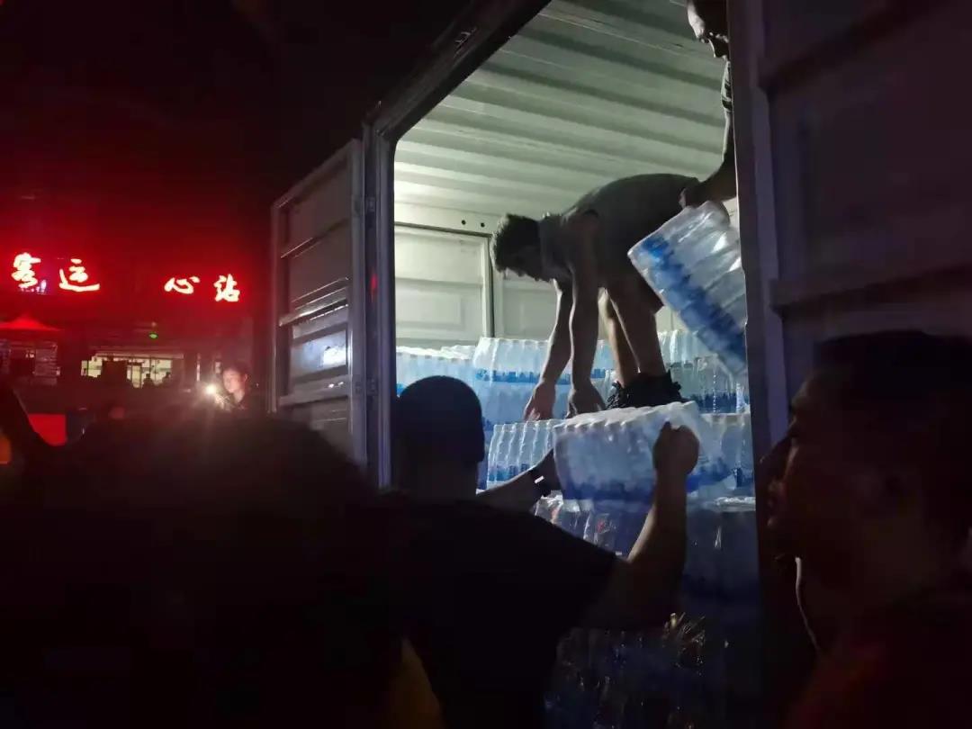 河南加油！泸州发电车点亮郑州一医院、爱心企业和个人捐赠救援物资(图6)