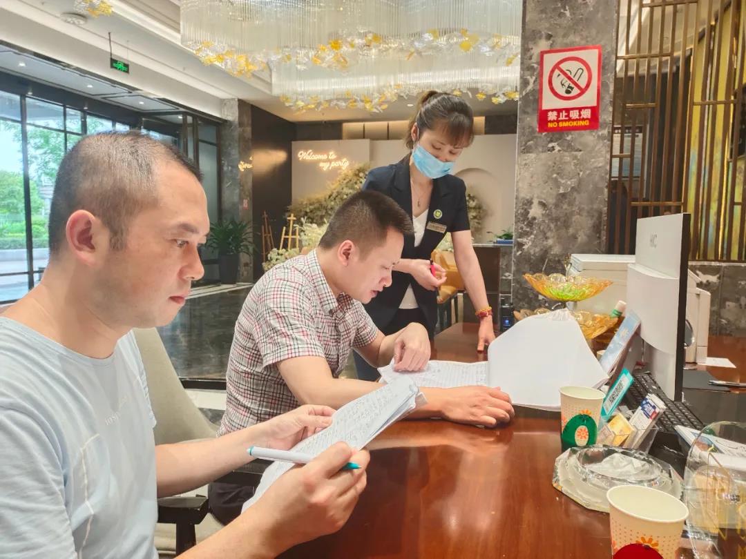 儿子收到了录取通知书，他收到这样一条提醒短信(图2)