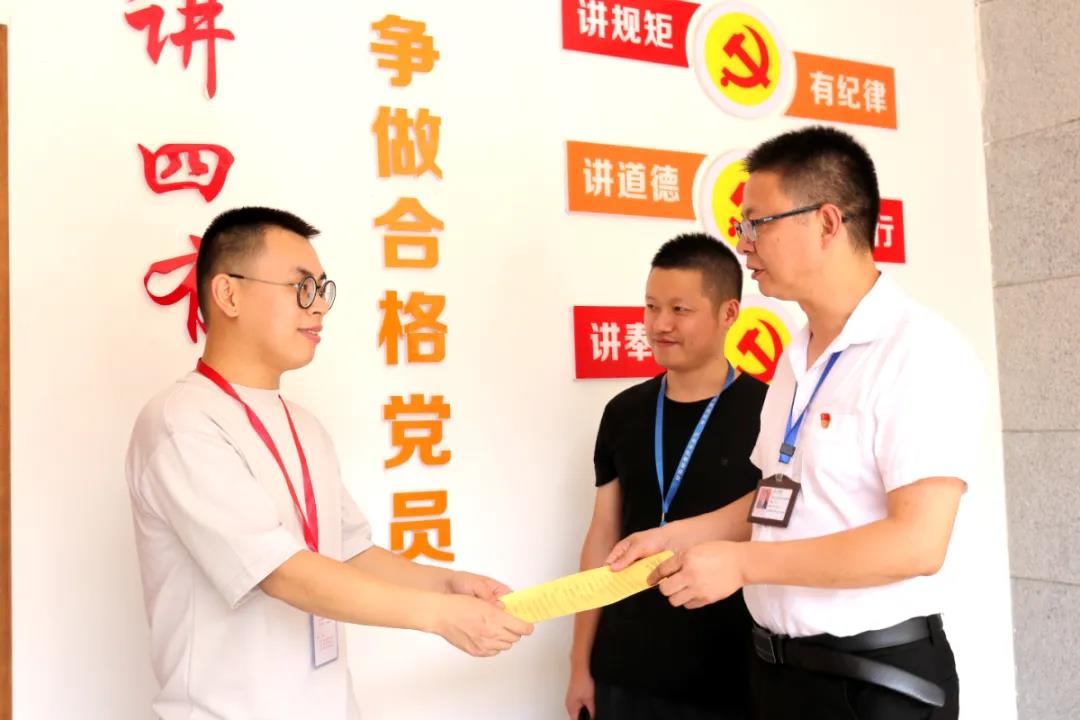 儿子收到了录取通知书，他收到这样一条提醒短信(图4)