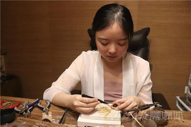 哇！原来“后宫娘娘们”戴的饰品是这样来的，内江这位姑娘就会做！(图1)