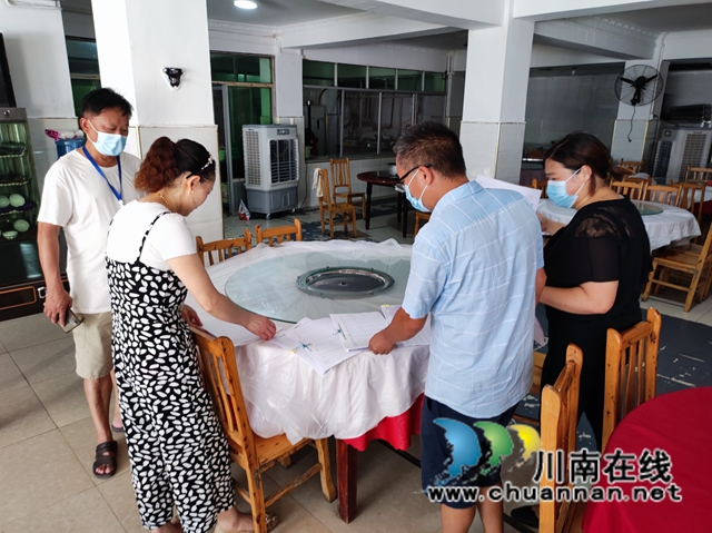 泸县百和镇组织开展重点场所疫情防控宣传指导(图1)