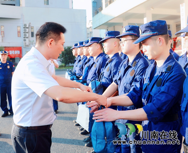 炎炎夏日，合江县领导为消防队员送清凉(图1)