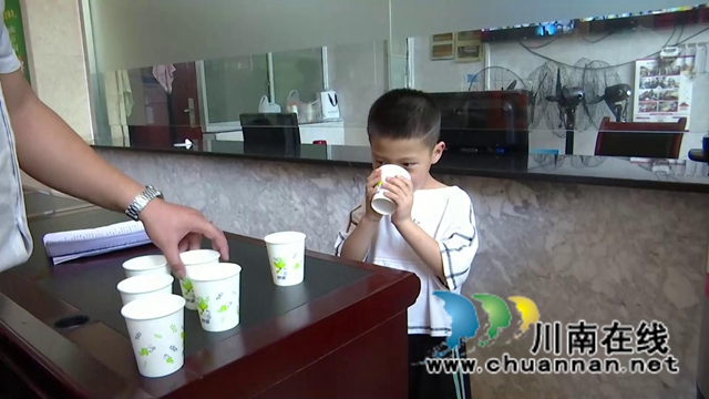 志愿服务为合江县各新冠疫苗接种点送去清凉(图2)