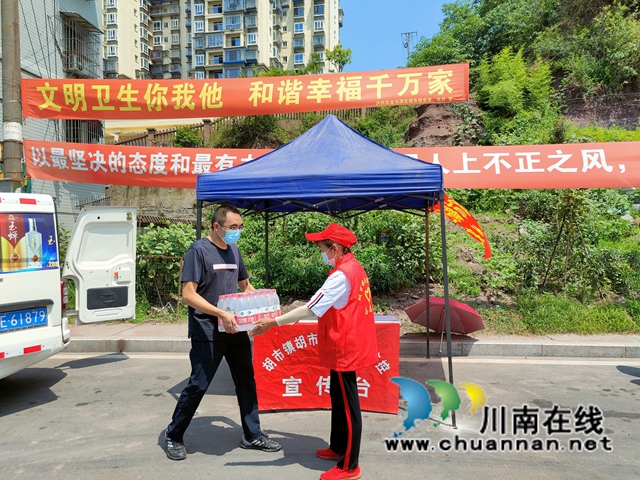 龙马潭区民营企业：进社区送清凉，慰问高温下的坚守者(图1)