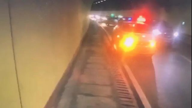 泸州一警车在隧道内开得比走路还慢，却获群众纷纷点赞！(图2)