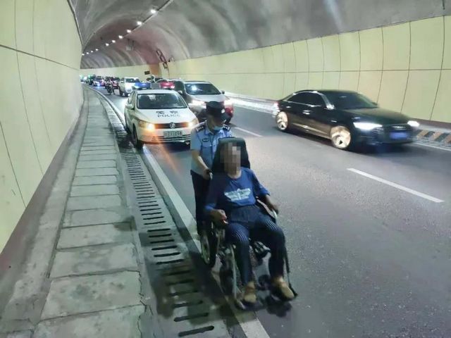 泸州一警车在隧道内开得比走路还慢，却获群众纷纷点赞！(图3)
