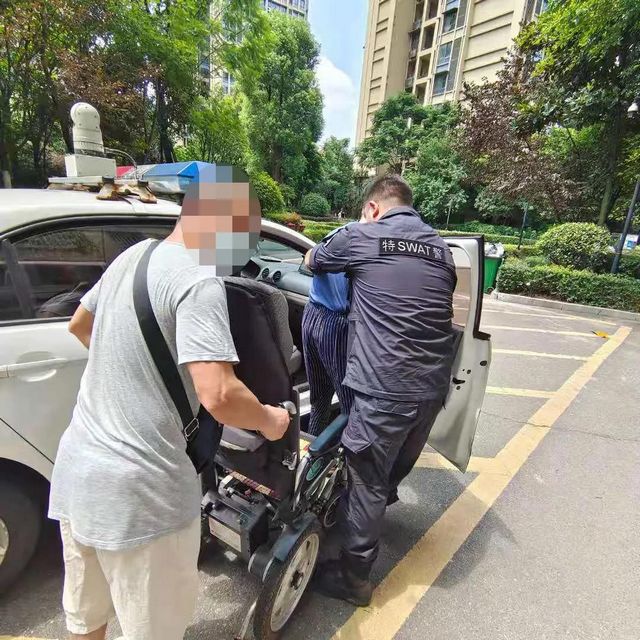 泸州一警车在隧道内开得比走路还慢，却获群众纷纷点赞！(图5)
