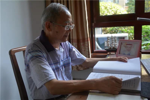 一封来自毛主席的亲笔信！内江七旬老人揭秘信件背后的那段烽火时光(图1)