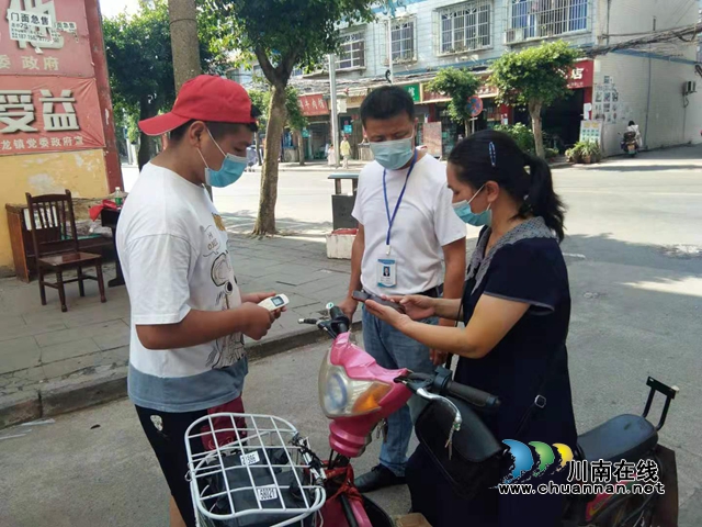 泸县云龙镇：疫情防控不放松，“红马甲”在行动 (图2)