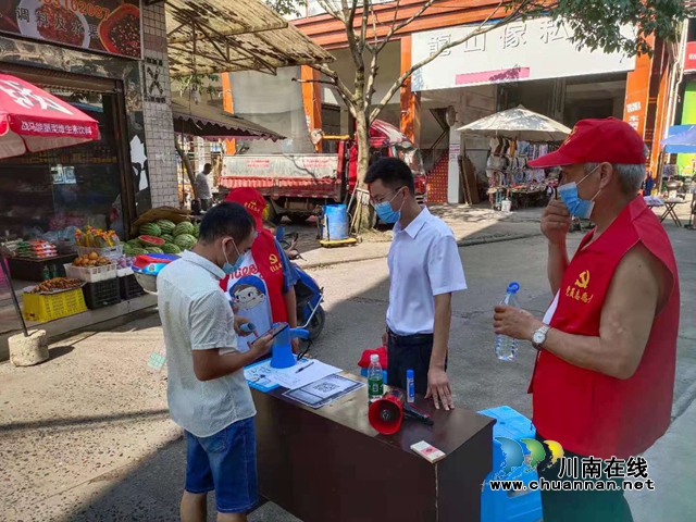 泸县云龙镇：疫情防控不放松，“红马甲”在行动 (图1)