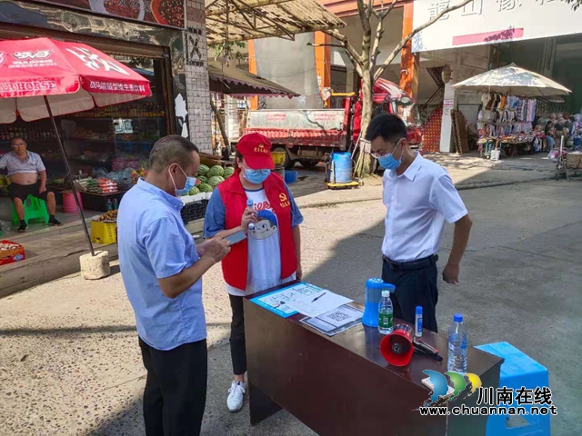 泸县云龙镇：疫情防控不放松，“红马甲”在行动 (图3)