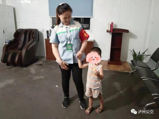 泸州公交车上“捡”个三岁娃，司乘人员帮助找爸妈(图4)