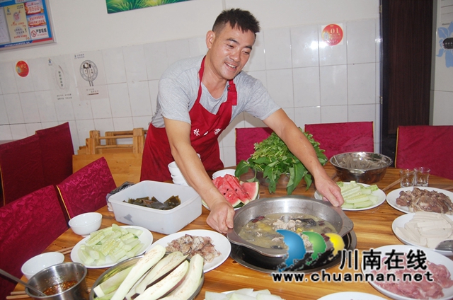 喂虫子，体验卖……纳溪这个农民养鸡增收有两手！(图3)