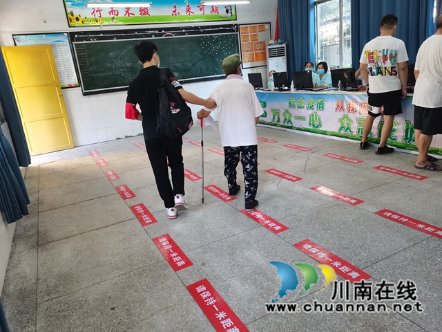 泸县云龙镇:疫苗接种现场的小小少年真不错!(图3) 泸县云龙镇:疫苗接种现场的小小少年真不错!(图3)