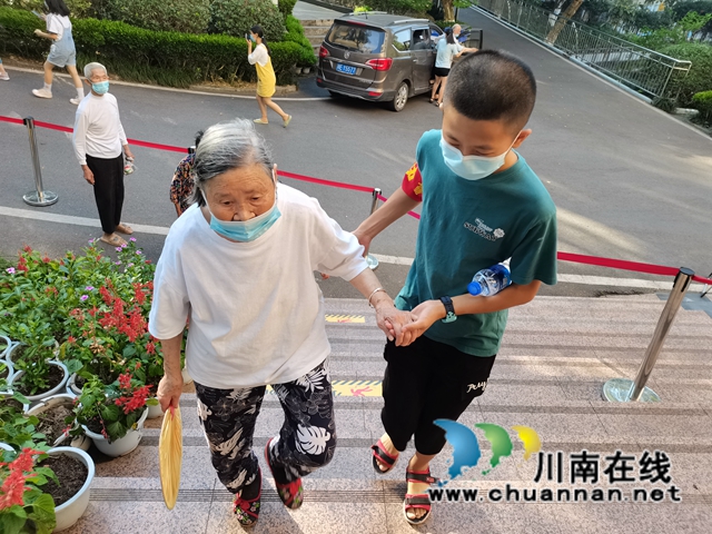 泸县云龙镇:疫苗接种现场的小小少年真不错!(图1) 泸县云龙镇:疫苗接种现场的小小少年真不错!(图1)