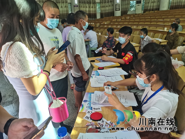 泸县云龙镇:疫苗接种现场的小小少年真不错!(图2) 泸县云龙镇:疫苗接种现场的小小少年真不错!(图2)