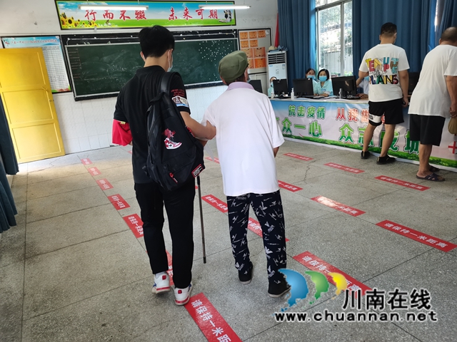 泸县云龙镇:疫苗接种现场的小小少年真不错!(图6) 泸县云龙镇:疫苗接种现场的小小少年真不错!(图6)