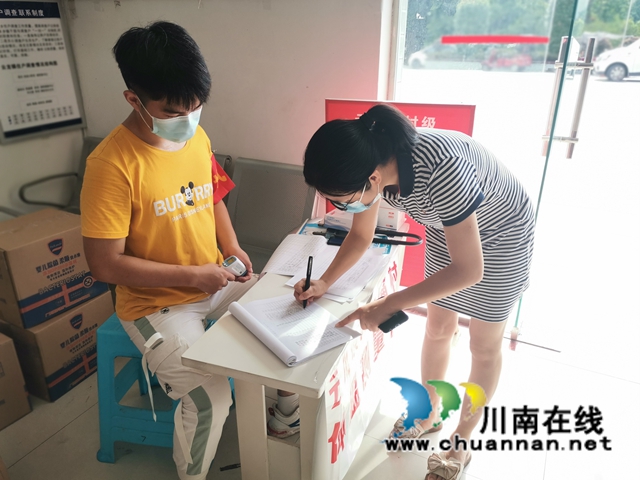 泸县云龙镇:疫苗接种现场的小小少年真不错!(图5) 泸县云龙镇:疫苗接种现场的小小少年真不错!(图5)