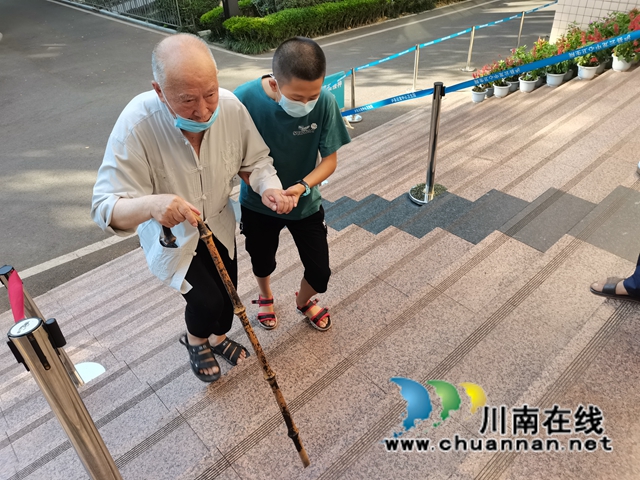 泸县云龙镇:疫苗接种现场的小小少年真不错!(图8) 泸县云龙镇:疫苗接种现场的小小少年真不错!(图8)