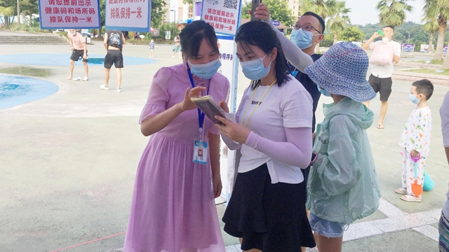纳溪区东升街道党员志愿者陈华燕：烈日下坚守疫情防控第一线的女“汉子”
