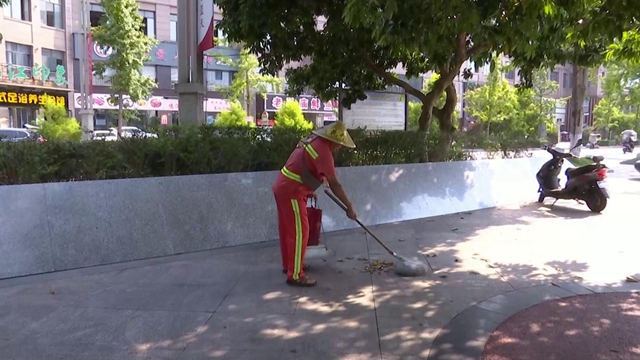 高温下的合江环卫工人：坚守岗位，换城市整洁！(图1)