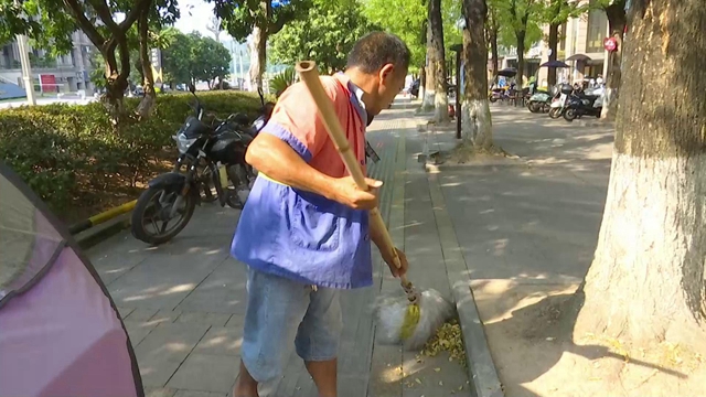 高温下的合江环卫工人：坚守岗位，换城市整洁！(图3)