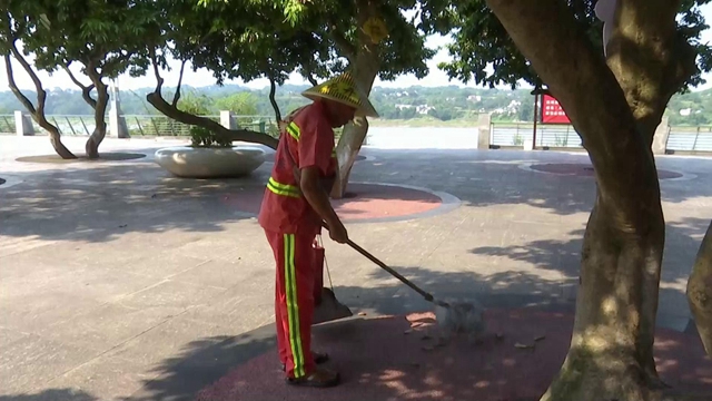 高温下的合江环卫工人：坚守岗位，换城市整洁！(图2)