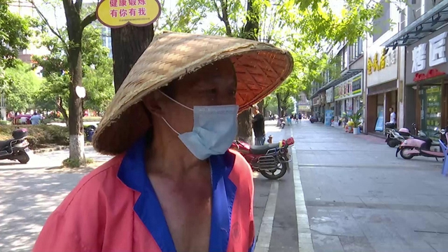 高温下的合江环卫工人：坚守岗位，换城市整洁！(图6)
