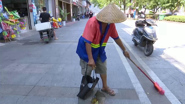 高温下的合江环卫工人：坚守岗位，换城市整洁！(图5)