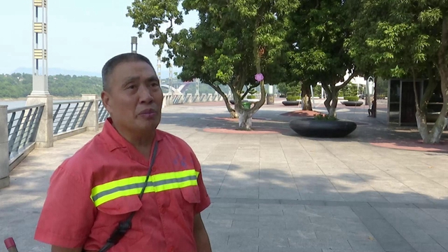 高温下的合江环卫工人：坚守岗位，换城市整洁！(图8)