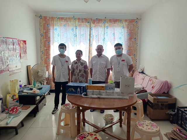 龙马潭区红星街道龙南社区携手泸视帮帮团夏日送清凉(图2)