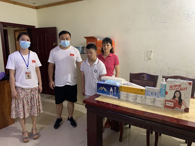 龙马潭区红星街道龙南社区携手泸视帮帮团夏日送清凉(图1)