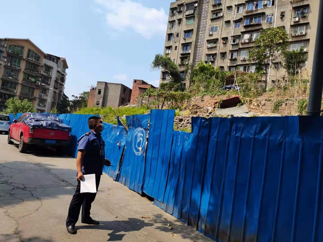 龙马潭区综合行政执法局:看40度高温下城管人的坚守(图2) 龙马潭区综合行政执法局:看40度高温下城管人的坚守(图2)