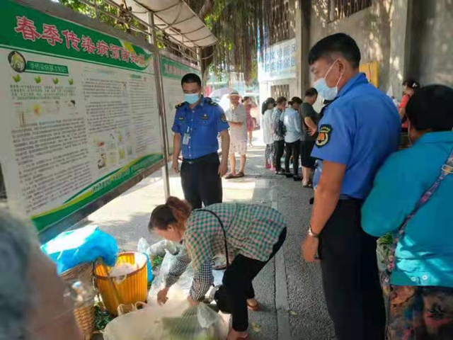 龙马潭区综合行政执法局:看40度高温下城管人的坚守(图1) 龙马潭区综合行政执法局:看40度高温下城管人的坚守(图1)