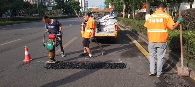 龙马潭区综合行政执法局:看40度高温下城管人的坚守(图4) 龙马潭区综合行政执法局:看40度高温下城管人的坚守(图4)