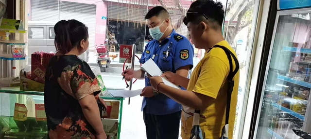 龙马潭区综合行政执法局:看40度高温下城管人的坚守(图5) 龙马潭区综合行政执法局:看40度高温下城管人的坚守(图5)