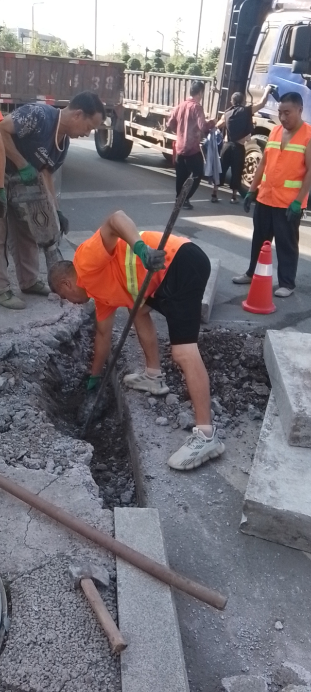 龙马潭区综合行政执法局:看40度高温下城管人的坚守(图3) 龙马潭区综合行政执法局:看40度高温下城管人的坚守(图3)