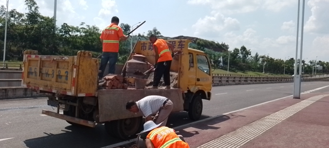 龙马潭区综合行政执法局:看40度高温下城管人的坚守(图6) 龙马潭区综合行政执法局:看40度高温下城管人的坚守(图6)