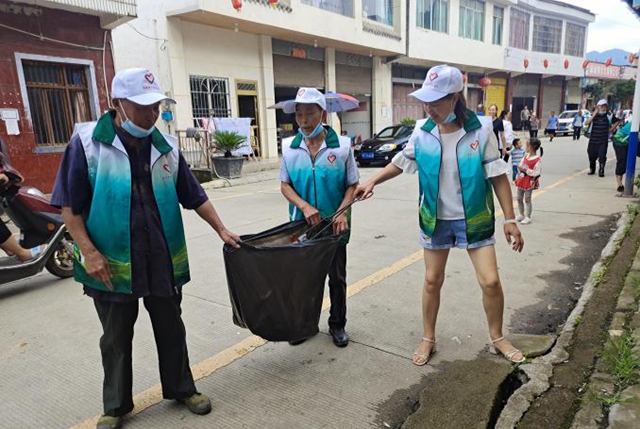 叙永县麻城镇“五老”携手 青少年率先加入生态环保志愿者服务队(图2) 叙永县麻城镇“五老”携手 青少年率先加入生态环保志愿者服务队(图2)